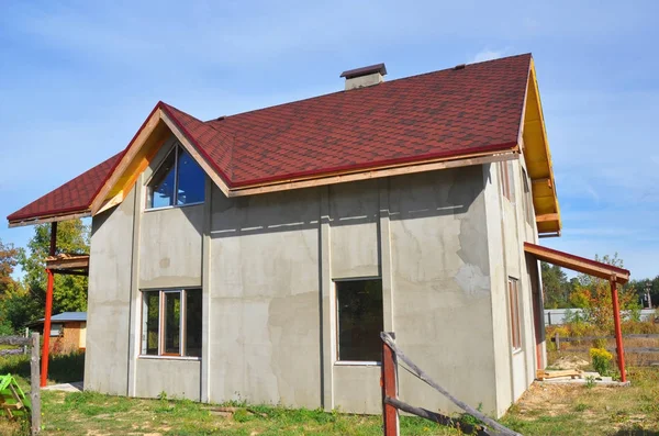 Instalando Telhado Casa Com Telhas Asfalto Paredes Reboco Paredes Stucco — Fotografia de Stock