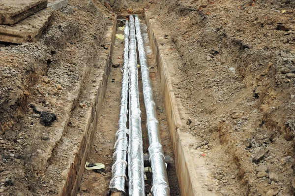 Oprava a výměna kanalizačního potrubí s izolací. — Stock fotografie
