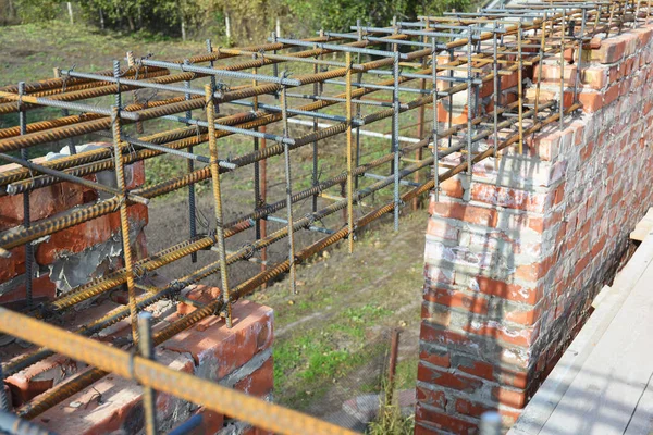 抗震施工用铁栅栏的砖房金属门楣 — 图库照片
