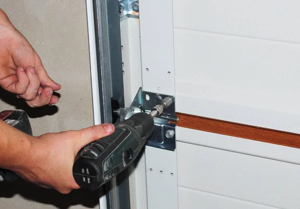 Contratista reparar y reemplazar la puerta del garaje. Instalación de puerta de garaje . —  Fotos de Stock