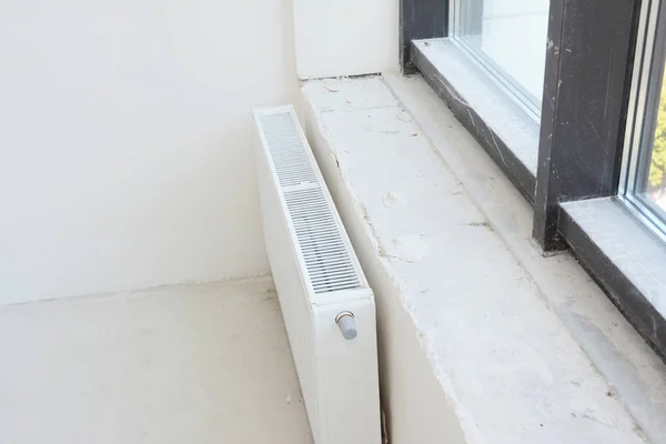 Primer plano en la instalación del termostato para el sistema de calefacción y radiadores . — Foto de Stock