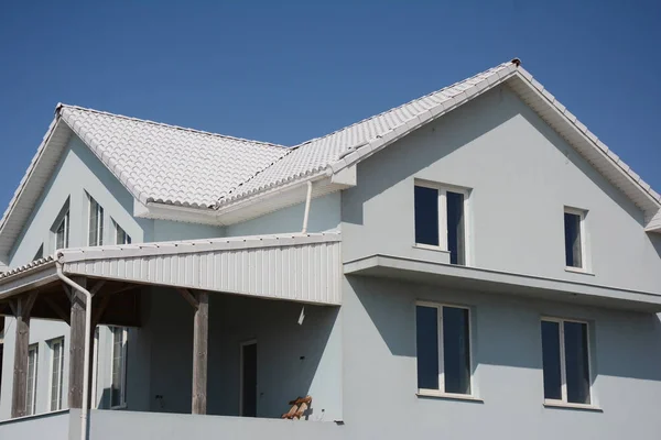 Casa Con Techo Baldosas Blancas Para Ahorrar Energía Construcción Techos —  Fotos de Stock