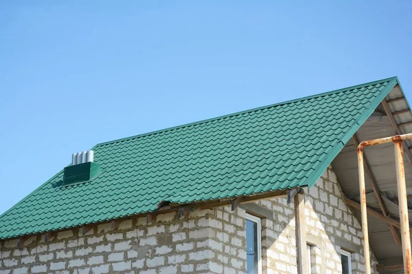 Folhas de telhado de metal da casa danificada após furacão para reparar telhado . — Fotografia de Stock
