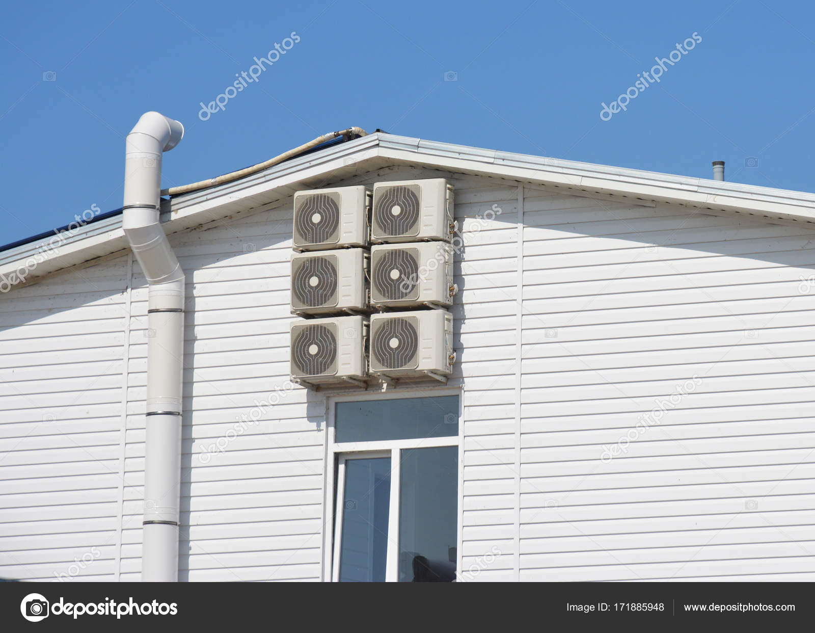 Luftkanal und Lüftungssystem. Haus mit Klimaanlage Kompressor