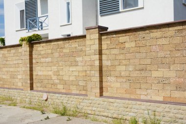 Coquina veya Shelly Limestone çit duvar. Eskrim.