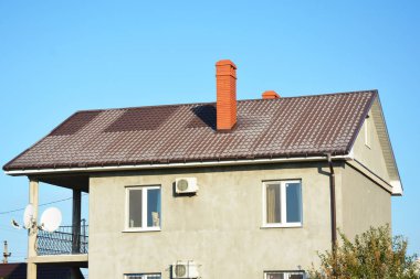 Yenilemek ile metal çatı onarım ve metal kiremit yerine. 