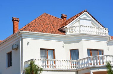 Lüks modern ev tavan balkon ve kil kiremit çatılı.