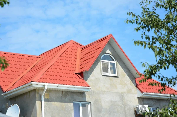 Haussanierung Und Reparatur Mit Neuem Dach Stuck Und Malerwänden — Stockfoto