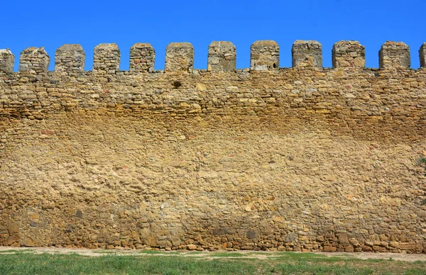 Muralla de fortaleza con cielo azul — Foto de Stock