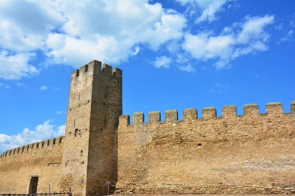 BILGOROD-DNISTROVSKYJ, UCRANIA - 21 de septiembre de 2017: Castillo de Bilhorod-Dnistrovskyi o fortaleza de Akkerman monumento arquitectónico de los siglos XIII-XIV en Ucrania . —  Fotos de Stock