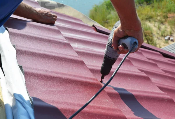 Reparação de telhados de empreiteiro. Telha de telhado de metal de instalação de telha. Construção de coberturas para casas . — Fotografia de Stock