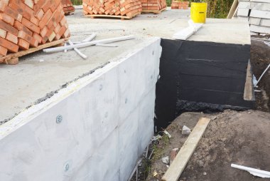 Su sızıntı karşı bitüm ve strafor köpük yalıtım ile ev temel su yalıtımı.