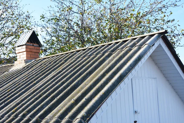 Tuğla baca ile eski asbest çatı. — Stok fotoğraf