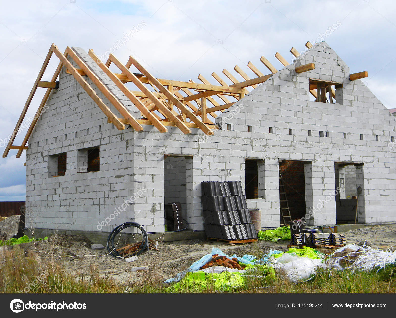Costruzione di coperture di casa con capriate in legno. legname ... Case con tetto in legno
