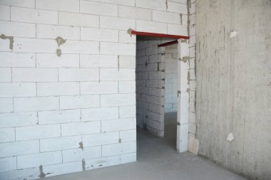 Sıvama duvar, drywalls, sıva, metal kapı lentosu üzerinde ile boş oda iç yapı.