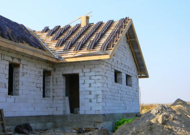 İnşaat ile kil kiremit çatı. Seramik kiremit ile ev inşa.