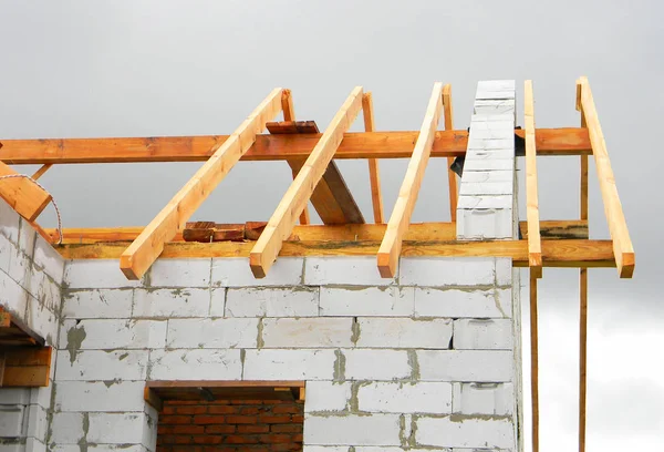 Edificio de vigas de techo de madera. Construcción de la casa de marco de techo de madera . —  Fotos de Stock