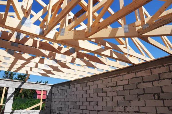 房子屋顶建筑与木桁架。木材屋顶桁架建筑。木制屋面框架结构. — 图库照片