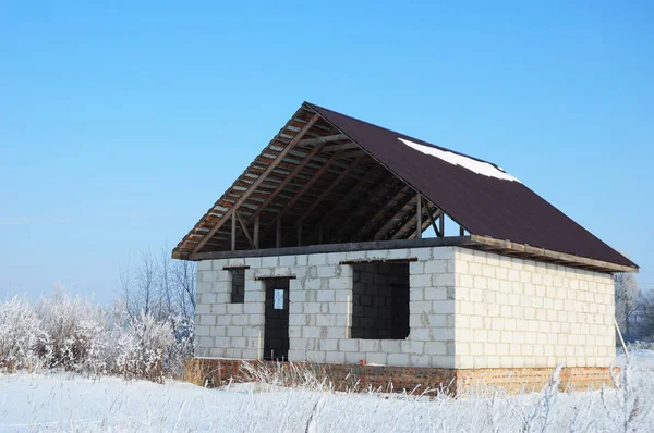 Construyendo una casa durante el invierno . —  Fotos de Stock