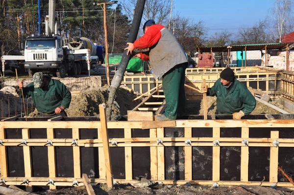 KYIV, UKRAINE - November, 1, 2017: Foundation building. Pouring a concrete slab formwork along the foundation. — Stock Photo, Image