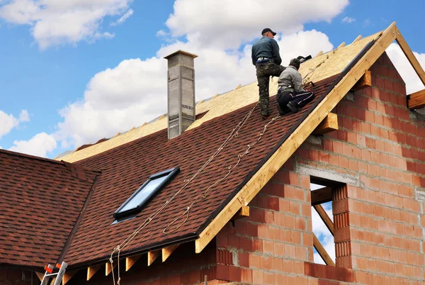 Roofers lay and install asphalt shingles. — Stock Photo, Image