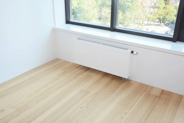 Białe, Ogrzewanie grzejnikowe z termostat do energooszczędnych, drewniane podłogi w nowoczesny pokój pusty. — Zdjęcie stockowe