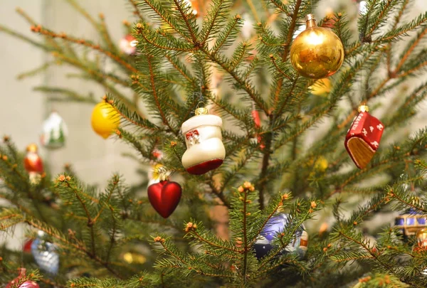 Merry Christmas kolorowe kulki na wiecznie zielone drzewo jako tło wakacje. Bożonarodzeniowe dekoracje - bombki — Zdjęcie stockowe
