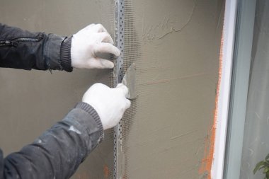Yüklenici sıva duvar ile macun spatulası, cam elyaf örgü, örgü sonra katı yalıtım alçı. Pencere iç pervaz alan izolasyon sıva duvar ile.