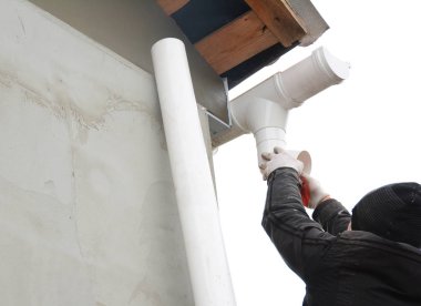 Çatı ustası yükleyin ve oluk sistemi onarmak. Yağmur oluk tesisat drenaj downspout boru ile. Yaşamadönüşmesi.