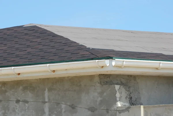 安装沥青瓦 屋顶修理与未完成的雨槽 屋顶建筑与屋顶瓦片 沥青瓦 — 图库照片