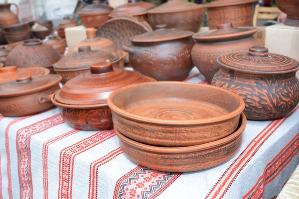 Geleneksel seramik sürahi dekoratif havlu üzerinde. El yapımı Ukrayna seramik seramik seramik kaplar ve kil tabak açık havada yol kenarına yerleştirilen bir pazarda, vitrin.