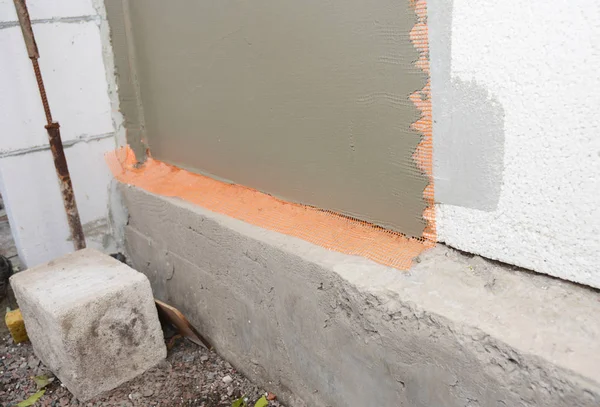 Cam elyaf örgü, sert köpük yalıtım ile bitmemiş ev Vakfı sıva duvar. — Stok fotoğraf