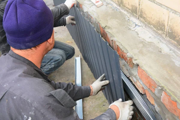 Reparação e renovação de parede de fundação antiga casa com a instalação de chapas de metal para impermeabilização e proteger da chuva . — Fotografia de Stock