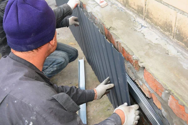 Oude huis muur reparatie van de Stichting en de renovatie met het installeren van metalen platen voor het waterdicht maken en beschermen tegen regen. — Stockfoto