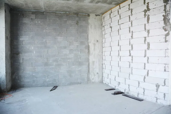 Tomma rum under konstruktion med med oavslutade puts vägg, gipsväggar, stuckatur. — Stockfoto