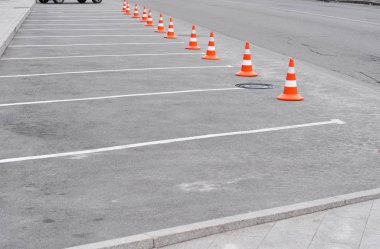 Yolda trafik kullanılan uyarı işareti üzerinde beyaz işareti ve trafik koni ile kapalı araba park yeri