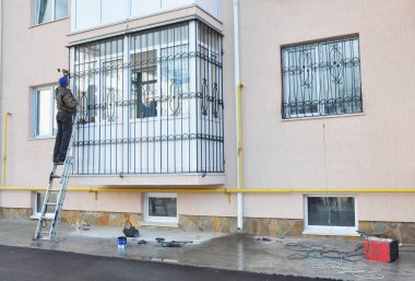 Kiev, Ukrayna - Kasım, 29, 2017: yüklenici balkon penceresi demir güvenlik parmaklıkları yükleme. Pencere ve balkon güvenlik kalasları.