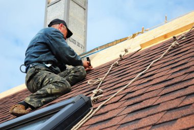 Kiev, Ukrayna - Kasım, 7, 2017: çatı asfalt Zona yeni çatı döşeme. Koruma halat boyu, Emanet kit yüklemeden, onarım asfalt Zona evin çatı çatı tamircisi. Çatı inşaat. Çatı ustası'nın kitleri sonbahar koruma için.