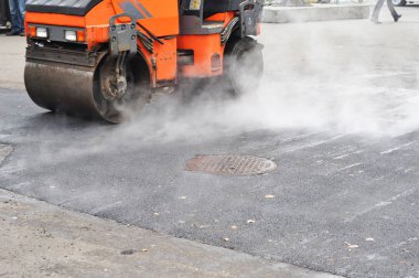 Yol onarım, Kompaktör asfalt bırakır. Kaldırım ve yeni asfalt yama yöntemi açık havada döşeme tamir.