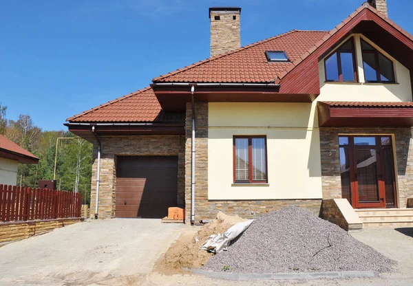 Casa moderna con ventana de claraboyas ático, construcción de techos, tubería de cuneta de plástico y puerta de garaje con camino —  Fotos de Stock