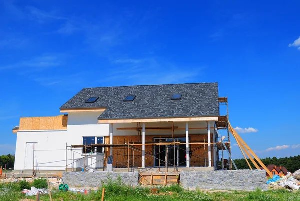 Asphaltschindeln Dachkonstruktion. Hausbau mit Asphaltschindeldach, Dachfenster, Terrassenterrasse. — Stockfoto