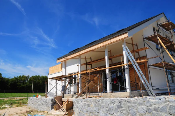 Unfertiges Haus. Umbau und Renovierung von Häusern. Streichen der Hauswand mit Stuck und Putz. Dämmung Hauswand und Sanierung. — Stockfoto