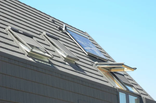 Modernes Hausdach Mit Solaranlage Sonnenkollektoren Und Oberlichtern Dachgeschosswohnung Mit Sonnenkollektoren — Stockfoto