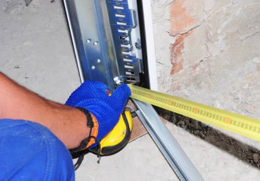 Garaj kapısı yükleme yüklenici ve teyp ölçme ile