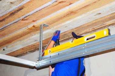 Kiev, Ukrayna - Kasım, 7, 2017: yüklenici garaj kapısı açacağı metal çerçeve tutucu ile yükleme . 