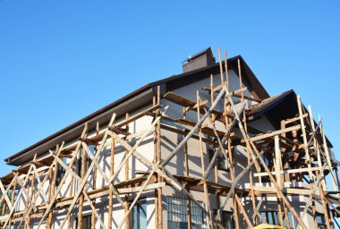 Boya, sıva ve sıva bitmemiş ev cephe duvar Yapı iskelesi 