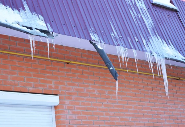 Grondaie Pioggia Rotte Una Diga Ghiaccio Primo Piano Sul Nuovo — Foto Stock