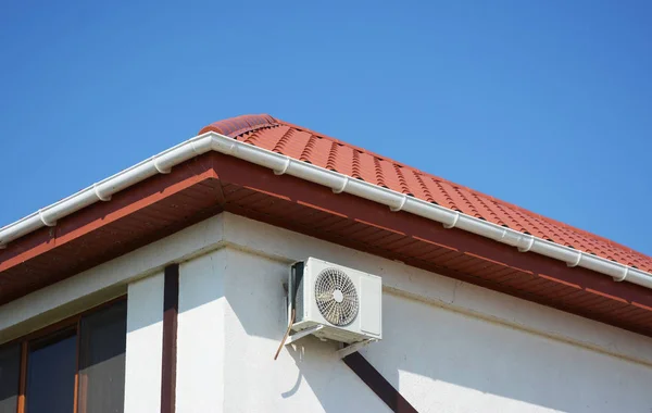 Telhado de casa sótão de argila vermelha com sistema de calhas de telhado de plástico, ar condicionado — Fotografia de Stock