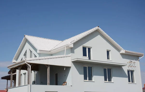 Construção da casa com eficiência energética telhado branco. Telhado branco trazer poupança legal — Fotografia de Stock