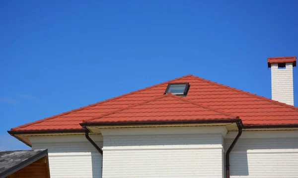 家庭淌, 屋顶排水沟, 塑料淌系统. — 图库照片